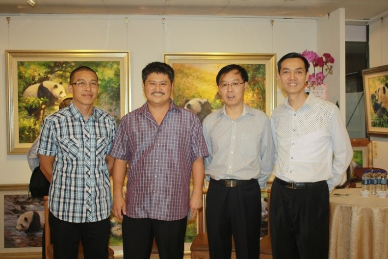 From the left: Mr Huang Xiong Wen, Giant Panda artist.
Mr. Ang, Assistant Director of Wildlife Reserve Singapore.
Mr Xiao Jiang Hua, Cultural Counsellor, China Embassy to Singapore.
Mr.Howard Yu, Director of DaTang Fine Arts Ent.Pte. Ltd.