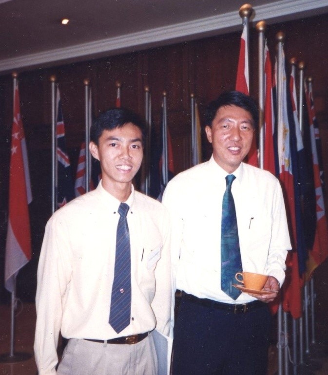 Mr. Yu as a student with Mr. Teo Chee Hean, then 2nd Minister of Defence, now Deputy Prime Minister, Coordinating Minister for National Security 